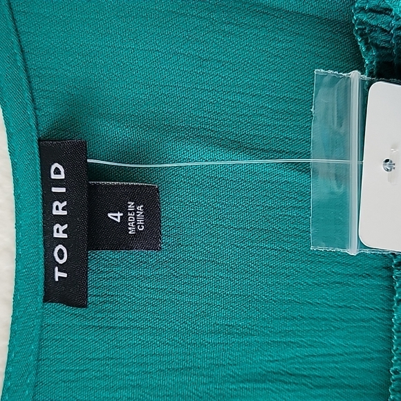New Torrid CRINKLE GAUZE SMOCKED BUTTON FRONT TOP Size 4 - Picture 5 of 12
